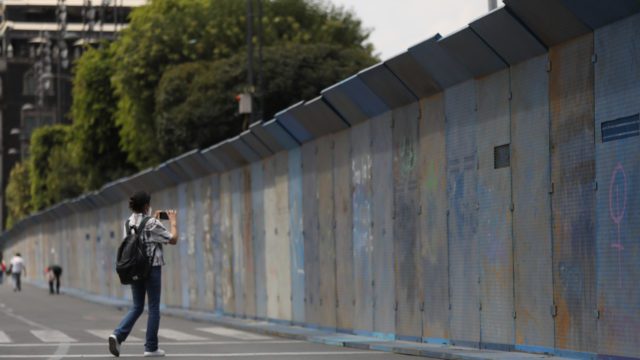 Feministas cumplen jornada colectiva en monumento en Ciudad de México