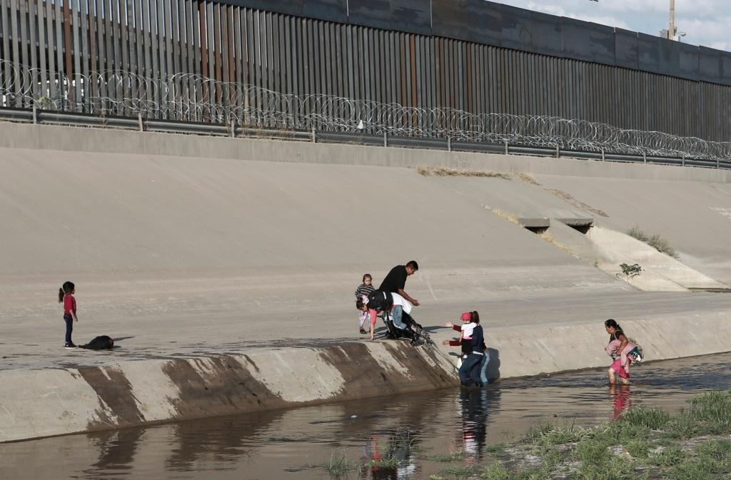 ¡MIGRANTES SON ATACADAS EN FRONTERA DE MÉXICO MIENTRAS ESPERAN ENTRAR A LOS EU!