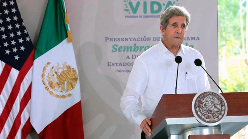 John Kerry llega a México tras controversia por dichos del embajador Ken Salazar sobre reforma eléctrica