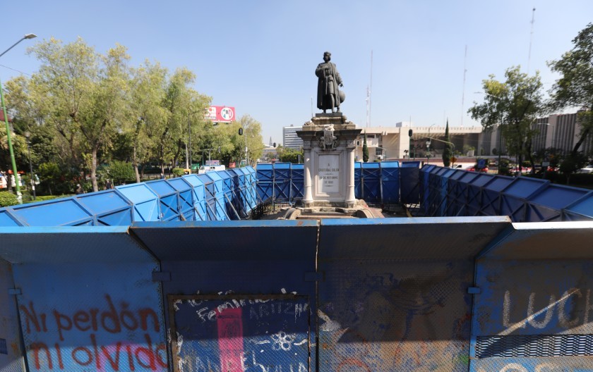 Estatua de Colón en la Ciudad de México amanece vallada en el Día de la Raza