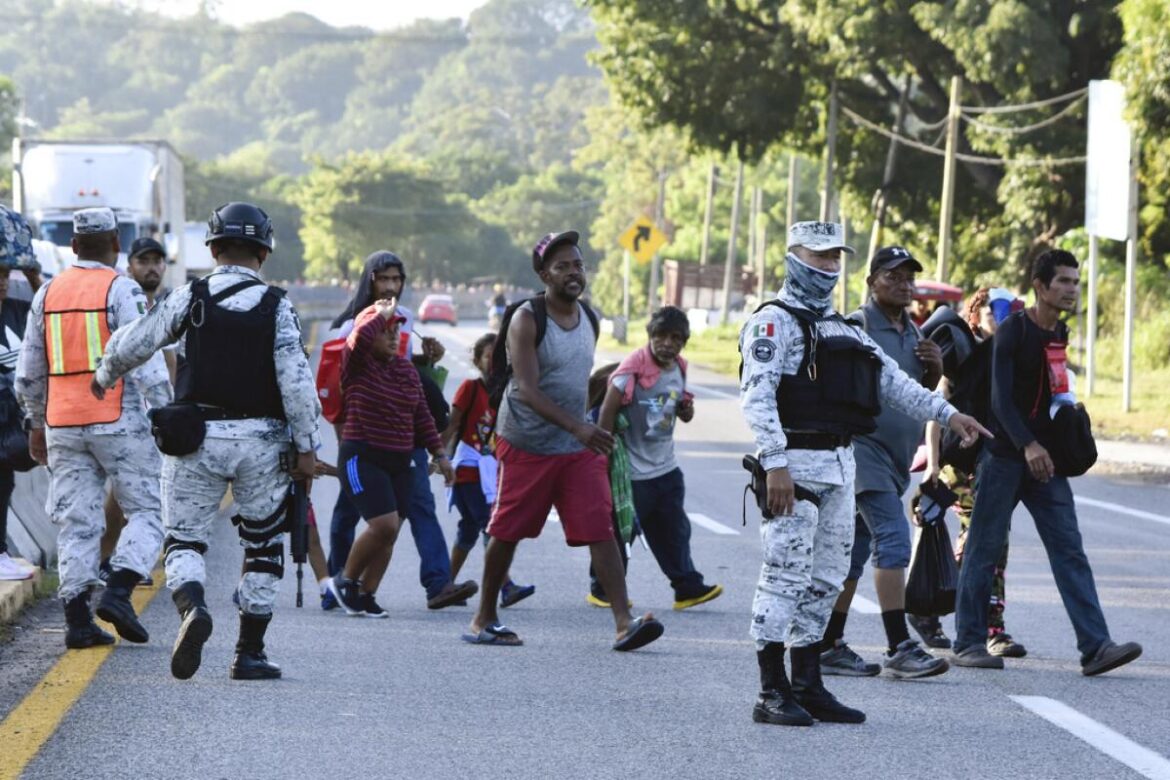 Caravana con unos 5.000 migrantes avanza lentamente por el sur de México