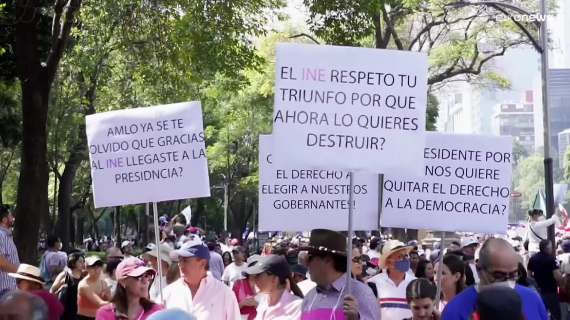 Acusan a López Obrador de intento de control del organismo de supervisión electoral