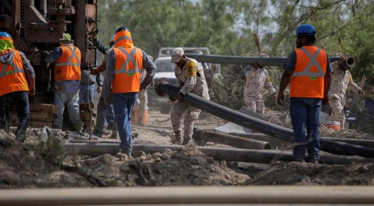 México: Aceleran extracción de agua para rescatar a mineros