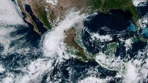 Orlene se debilita de huracán a depresión tropical después de tocar tierra en México