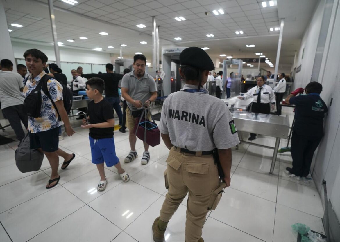 México formaliza entrega de tres aeropuertos más a los militares