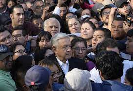 México: AMLO vuelve a marchar; lo acompañan cientos de miles