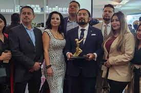 Recibe veracruzano premio internacional de medicina estética en la CDMX