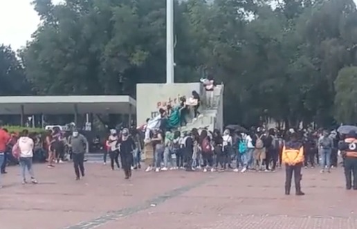 Encapuchadas queman bandera de México en Ciudad Universitaria