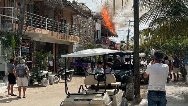 Pizzería y la Casa de la Cultura de Holbox se incendian