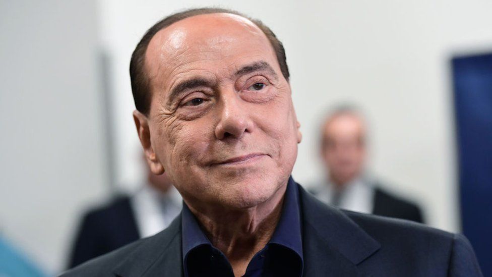 Absuelven a Berlusconi por corrupción en supuestos sobornos