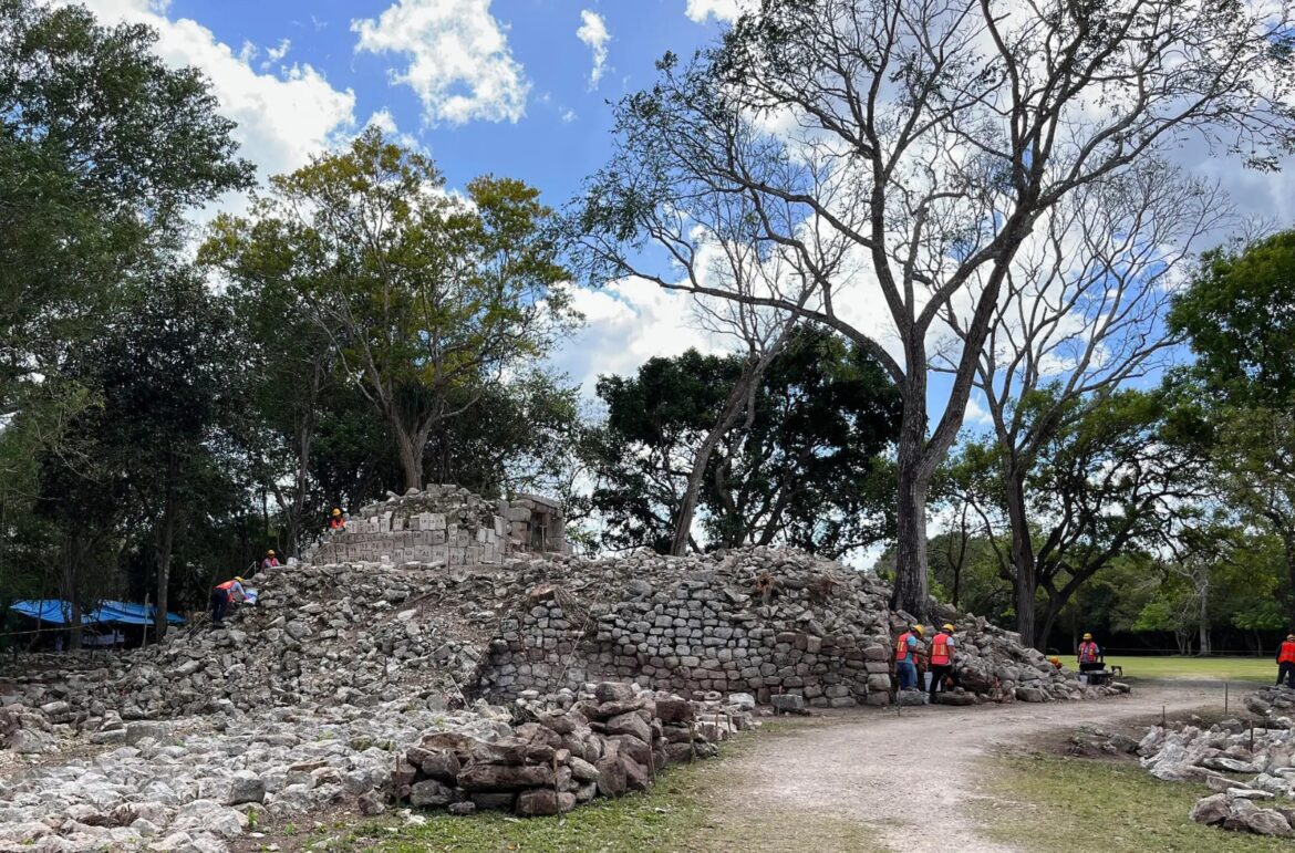 Hallan disco con jeroglíficos mayas en Chichén Itzá