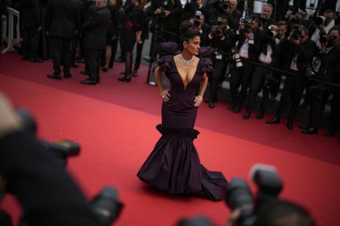 ¡Impactante! Salma Hayek deslumbra a todos en el festival de Cannes