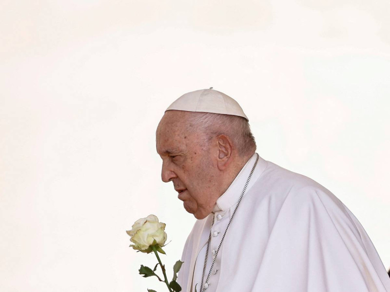 Papa Francisco sale ileso de delicada cirugía y su salud sorprende a todos