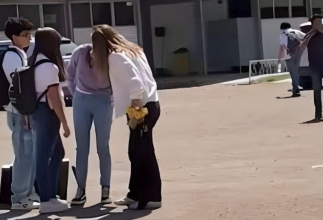 "¡Increíble ataque en bachillerato de Durango! Señora desata su furia contra una inocente estudiante de 17 años. Detalles escalofriantes aquí"