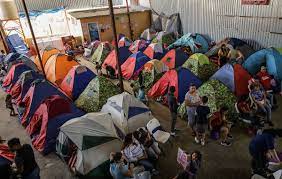 Migrantes desesperados cruzan la frontera de México a EEUU pese a los crecientes riesgos