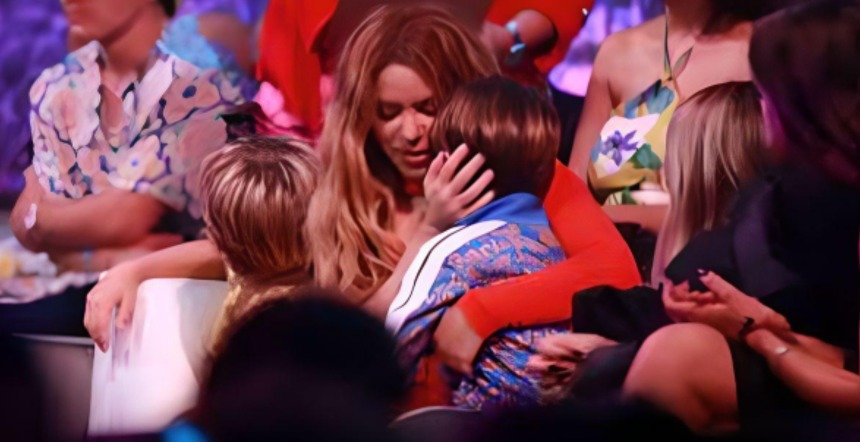 "¡Shakira derrocha amor y ternura! La foto inédita junto a Milan y Sasha que ha conquistado los corazones de todos. ¡Imposible resistirse a tanta dulzura!"