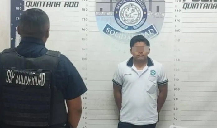 Detienen a Taxista en Playa del Carmen por golpear a su pareja y amenazarla con un tubo