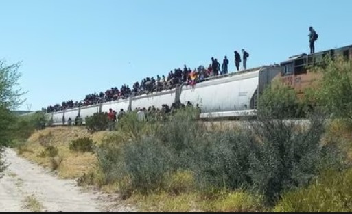 Grupo México inmoviliza 60 trenes para evitar que miles de migrantes los aborden