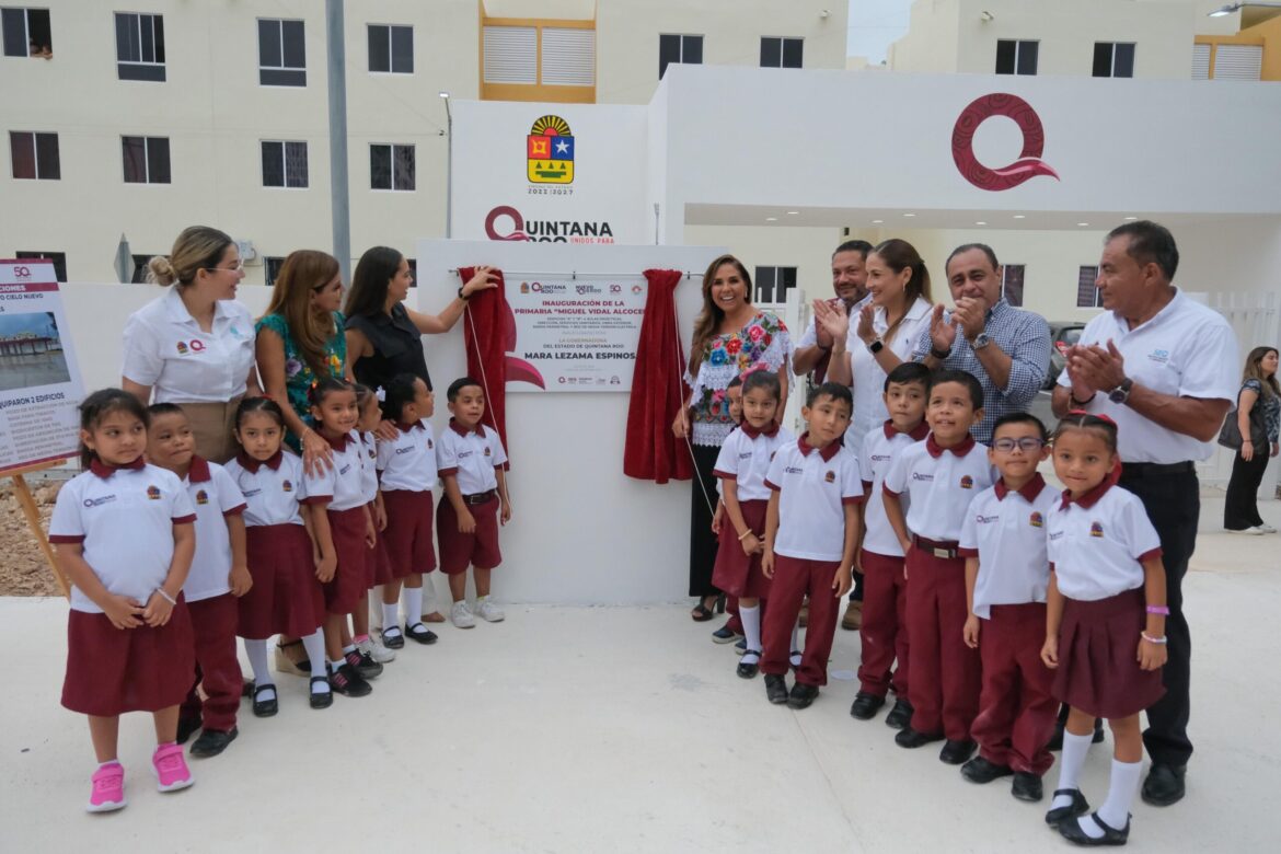 Entrega Mara Lezama escuela de nueva creación en el fraccionamiento Cielo Nuevo en Cancún