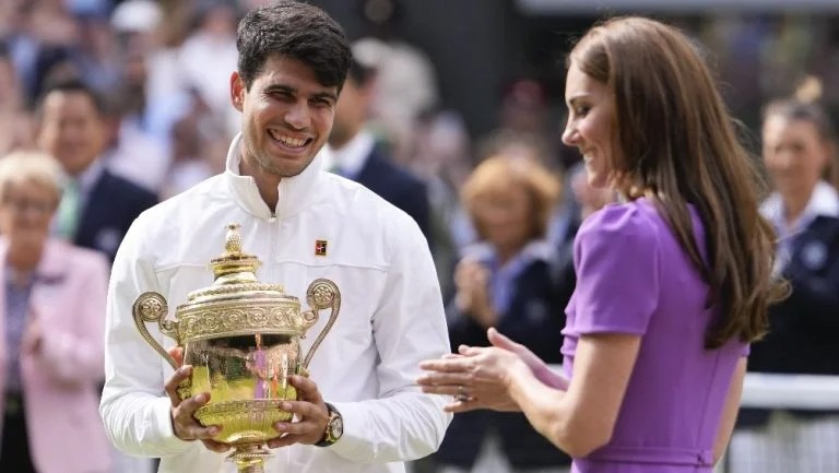 Alcaraz vence a Djokovic en Wimbledon para conseguir su cuarto título de Grand Slam
