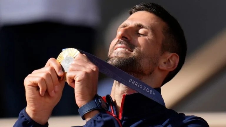 Novak Djokovic cumple su sueño olímpico al vencer a Alcaraz y llevarse el oro en París 2024