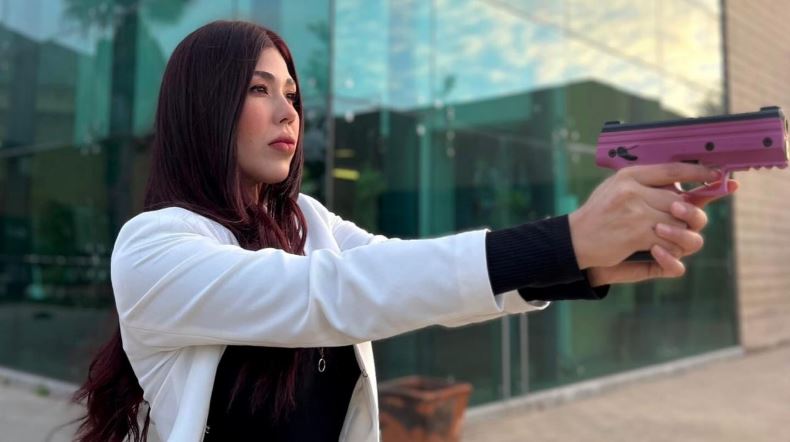 Crean la “pistola rosa” un arma de defensa personal para las mujeres en Tijuana y elaborada por mujeres