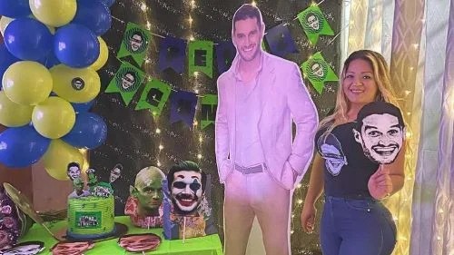 Mujer festeja su cumpleaños con temática de Adrián Marcelo