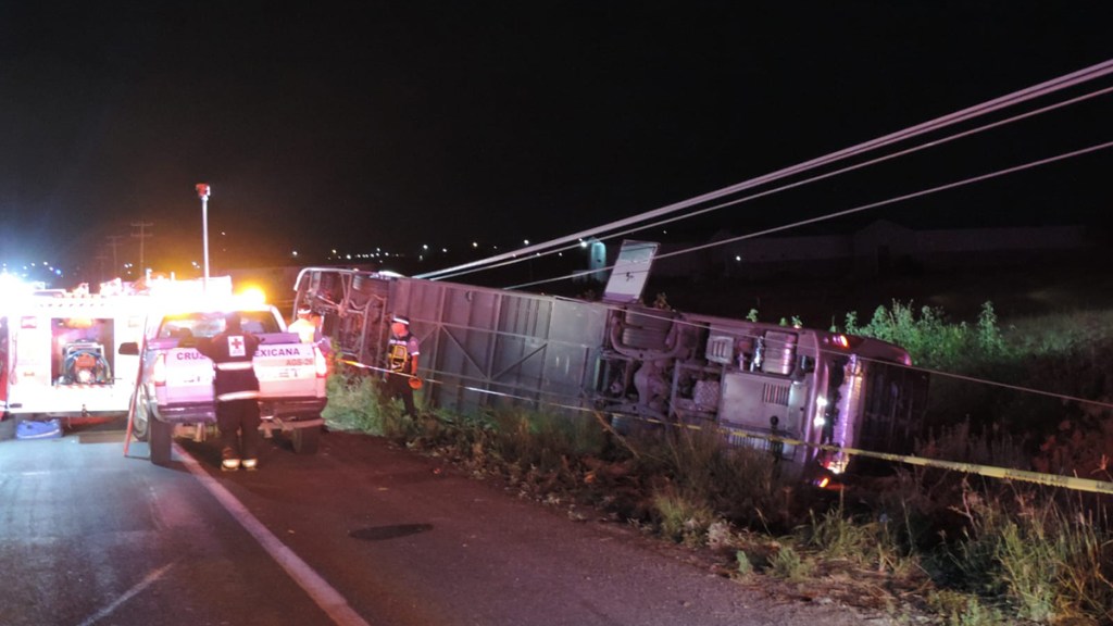 Volcadura de autobús en Aguascalientes deja al menos 2 muertos