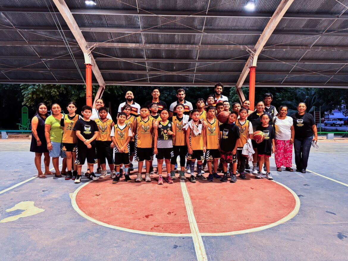 Jugadores de El Calor comparten experiencias con niños cancunenses