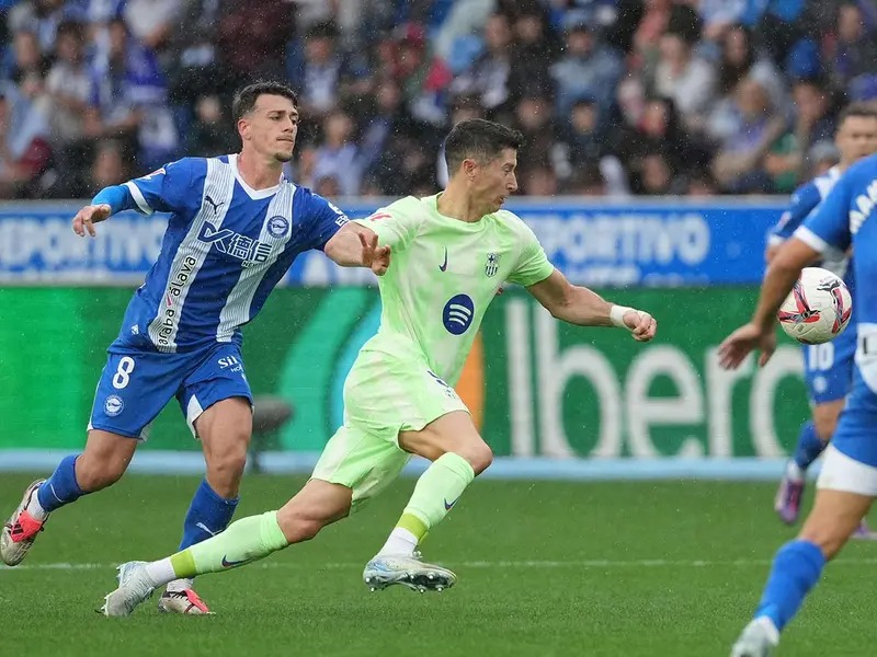 Con triplete de Lewandowski el FC Barcelona golea al Alavés y se afianza como líder de la liga