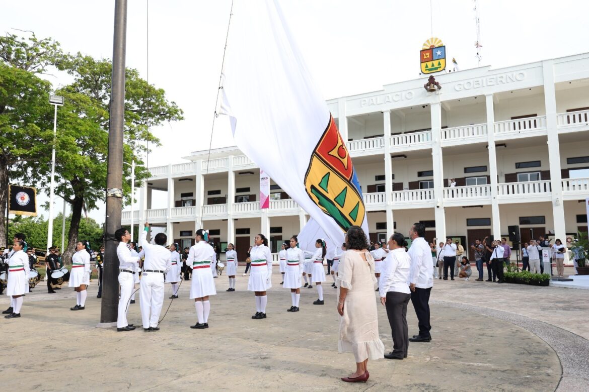 Ondea la bandera de Quintana Roo para conmemorar el 50 aniversario de la creación como Estado Libre y Soberano