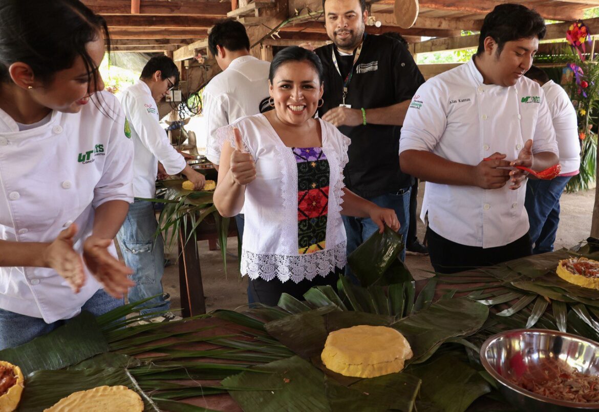 Participa Blanca Merari con estudiantes de la UT en un taller sobre la elaboración del tradicional Mucbipollo