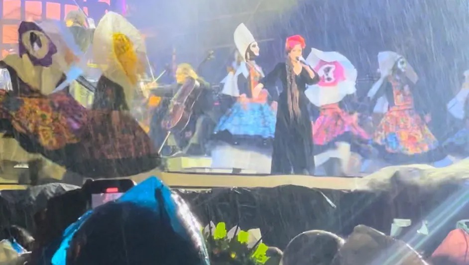 “Coco en concierto” se ve afectado por la lluvia, pero logra emocionar a los asistentes en la Plaza de Toros México