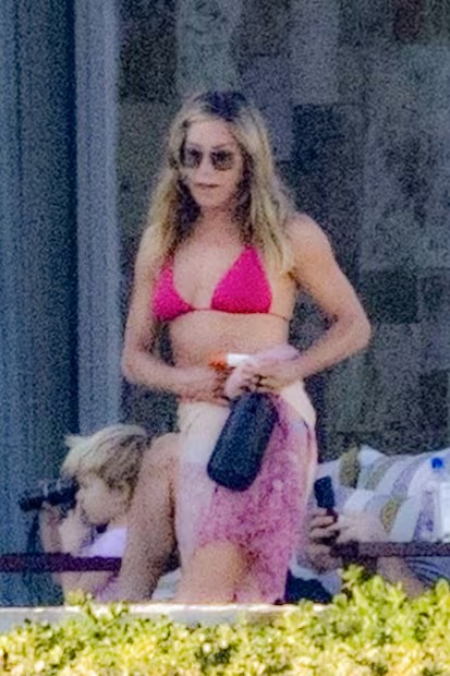 Jennifer Aniston se luce con pequeño bikini rosa en playas de México y deslumbra