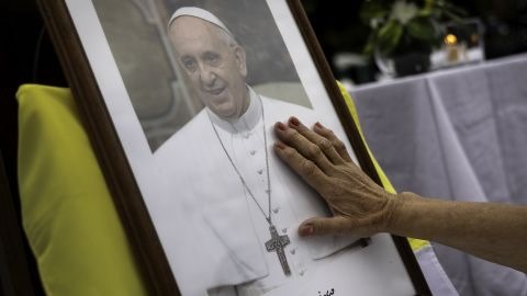 El papa Francisco está estable, pero “el riesgo de crisis” permanece, dicen fuentes del Vaticano