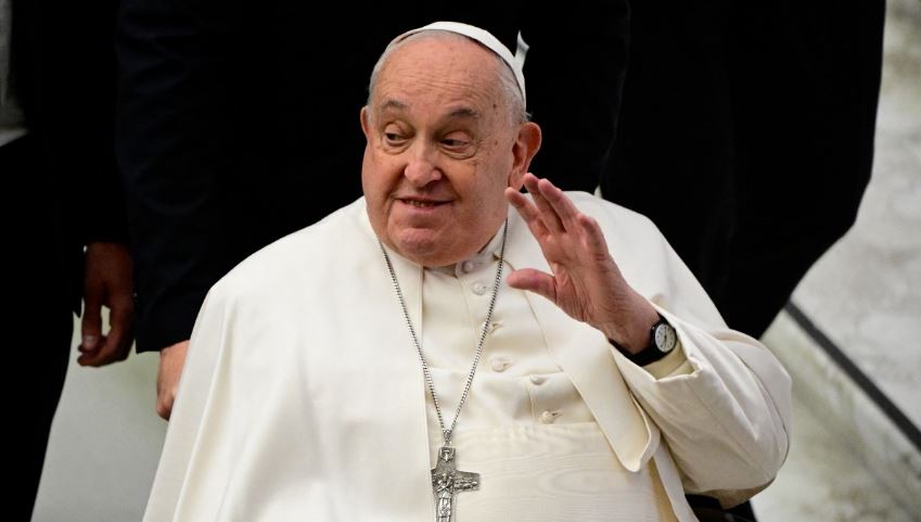 El Papa Francisco paso una noche tranquila en el hospital y firmará la homilía