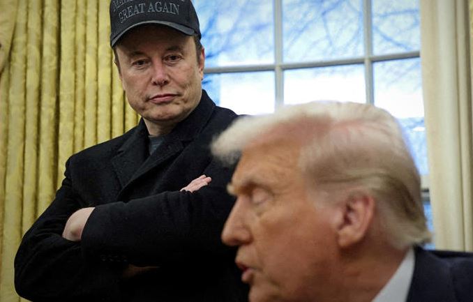 Donald Trump respalda a Elon Musk tras lunes negro en Wall Street y anuncia que comprará un Tesla