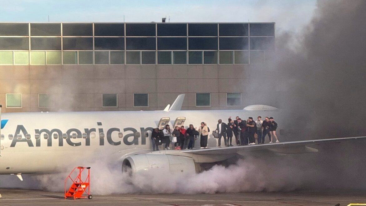 Una docena de heridos por incendio en avión de American Airlines tras aterrizar en EE.UU.