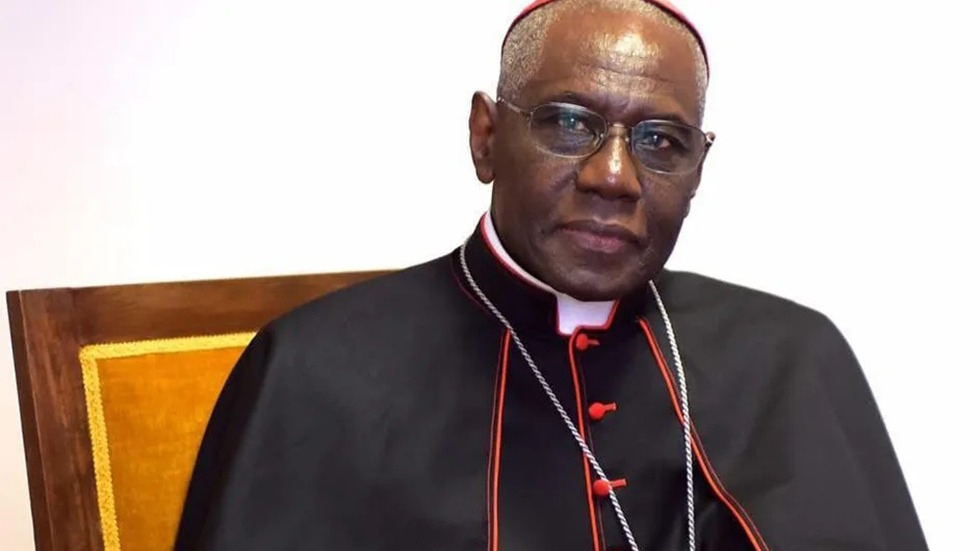 Robert Sarah, el cardenal africano que podría suceder al papa Francisco, según la IA
