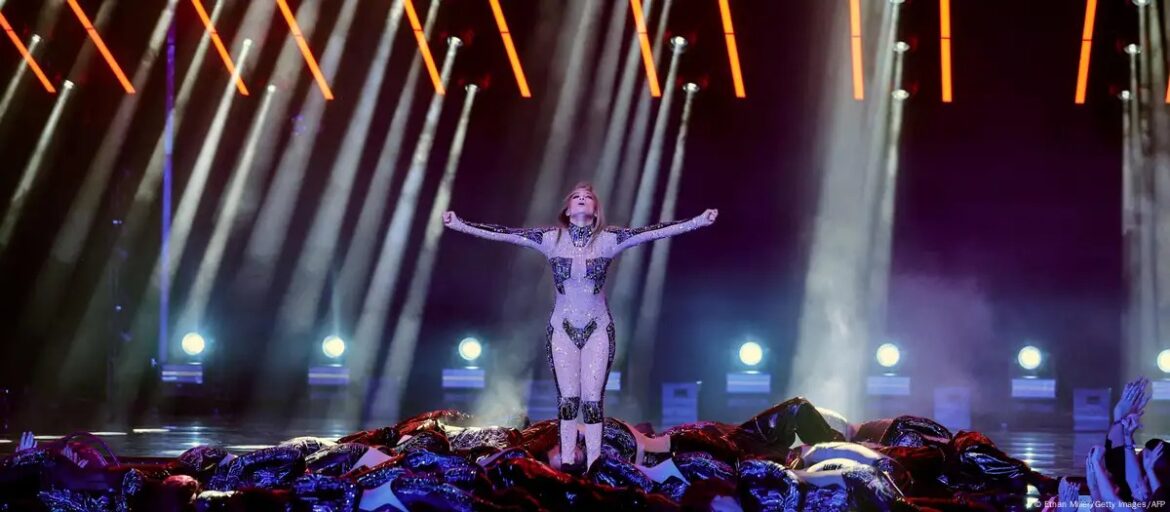Billie Eilish triunfa y JLo acapara titulares