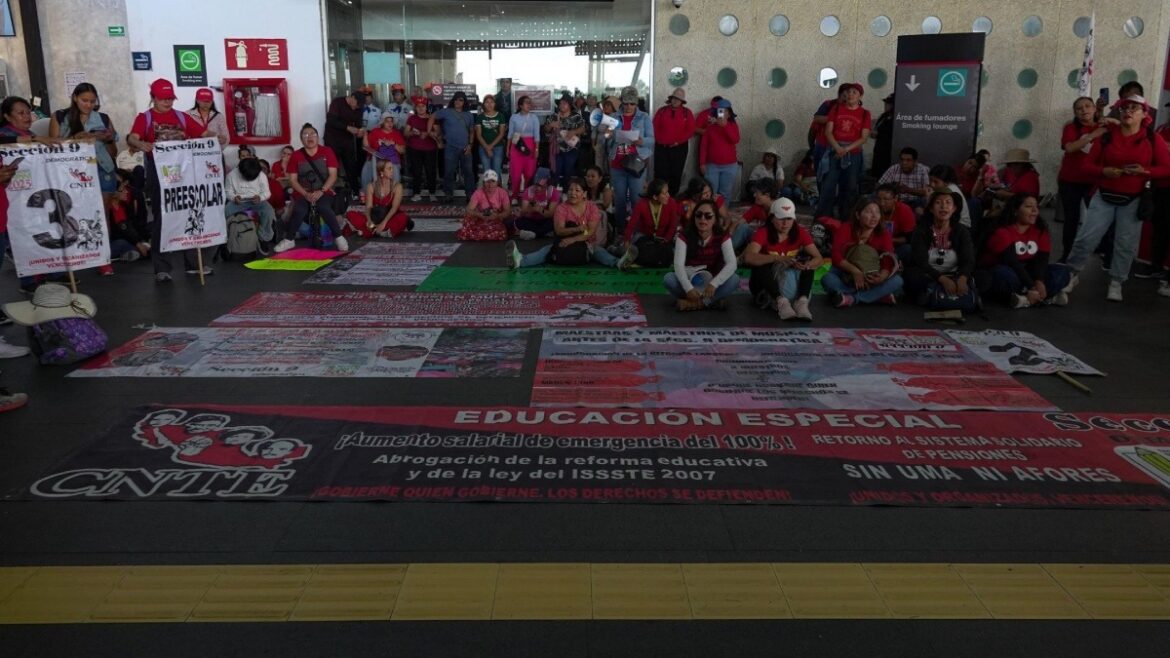 Docentes de la CNTE intensifican protestas y rechazan vínculos partidistas