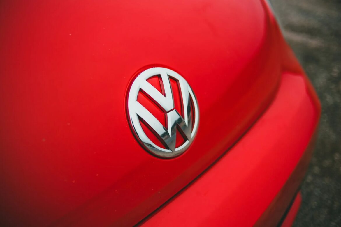 Profeco llama a revisión a miles de autos de Volkswagen