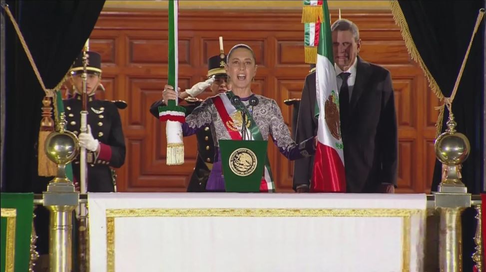 Claudia Sheinbaum encabeza primer grito de una mujer desde Palacio Nacional con vivas a la dignidad y soberanía