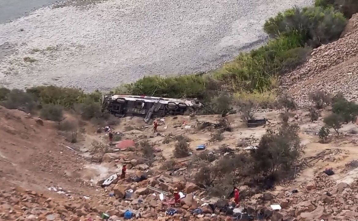 Pierden la vida 37 personas luego de que un camión de pasajeros cayera a un precipicio