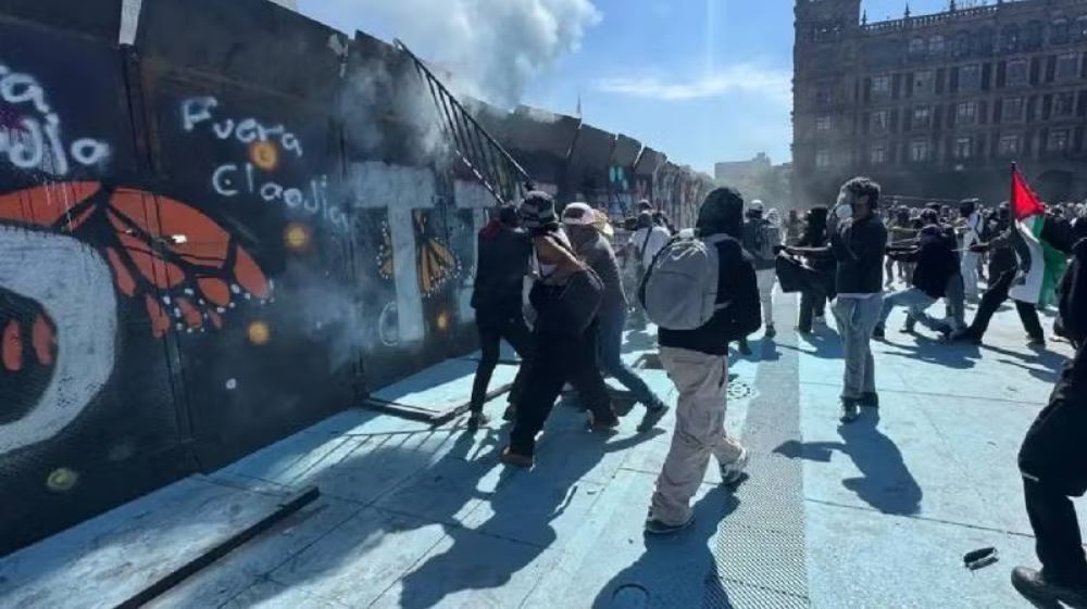 Marcha Generación Z: encapuchados derriban vallas de Palacio Nacional y policía los contiene con extintores