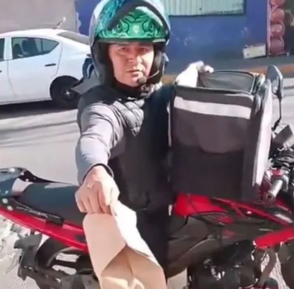 Mujer exige a repartidor bajar de la moto para entregarle su comida en las manos; la tunden en redes por prepotente: “Solo era estirarse”