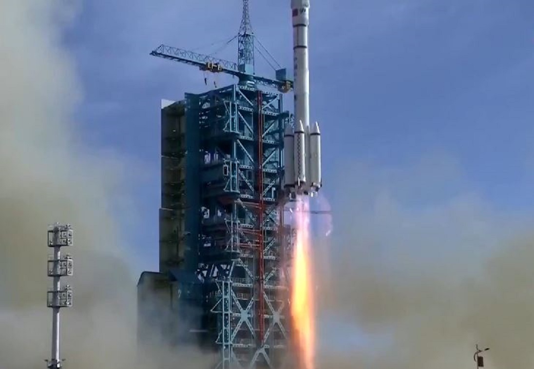 Nave espacial Shenzhou 22 despega para rescatar a astronautas varados en estación espacial