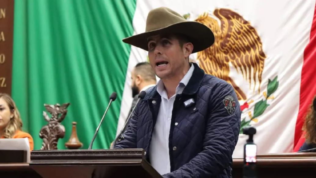Diputado del Movimiento del Sombrero presenta Ley Carlos Manzo