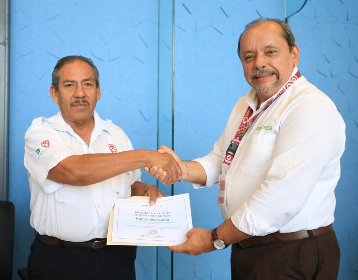 Taxista de Mérida devuelve 300 mil pesos olvidados por un pasajero