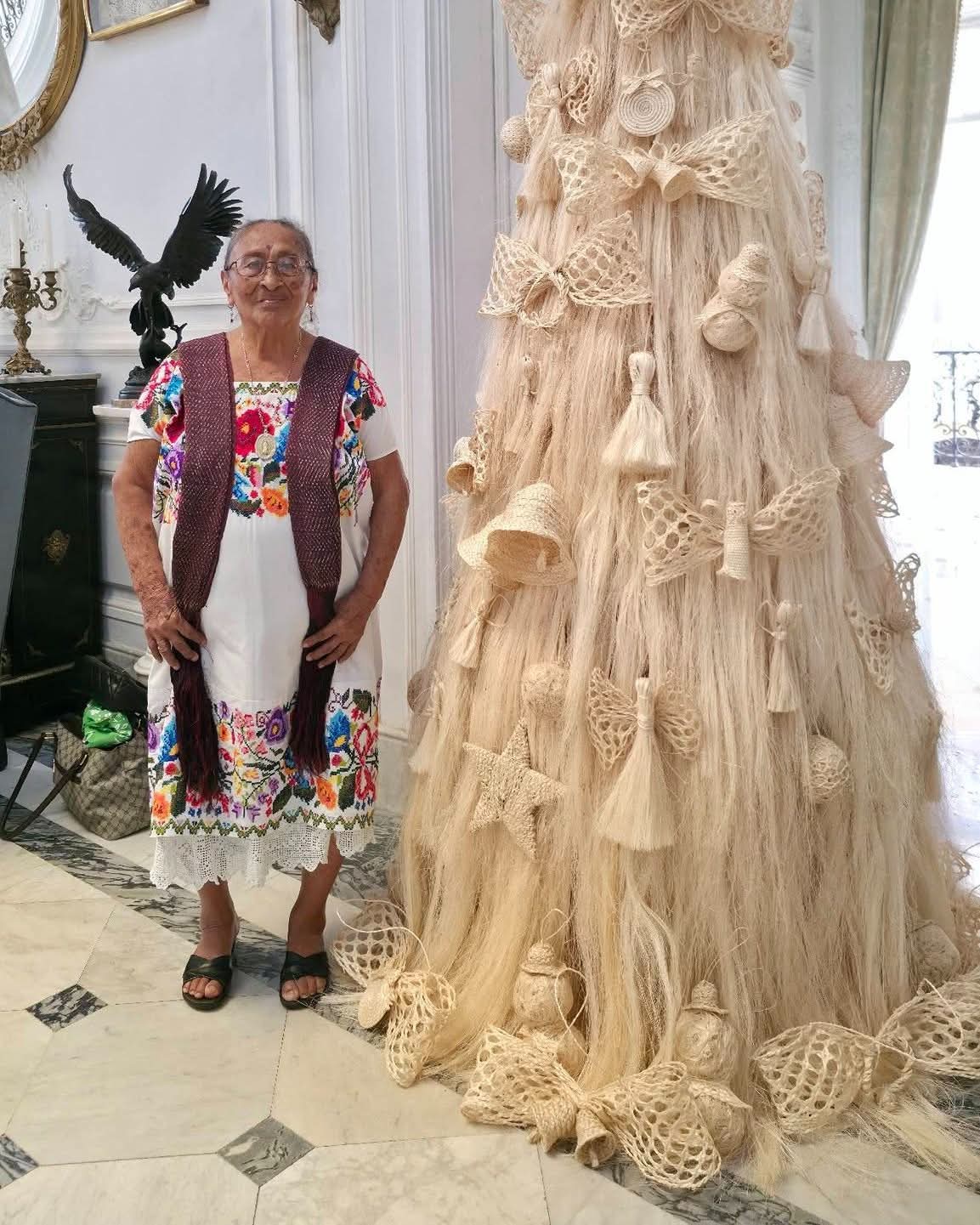 Artesana yucateca crea árbol navideño de henequén único en su tipo